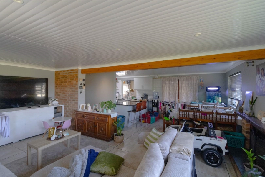6 Bedroom Property for Sale in Sandbaai Western Cape